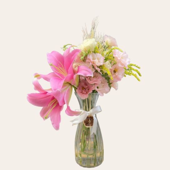 Cam Vazoda Lilyum ve Mevsim Çiçekleri