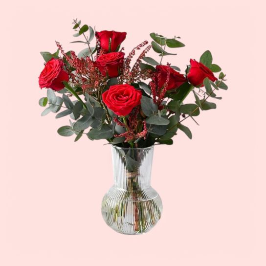 Vazoda Kırmızı Güller