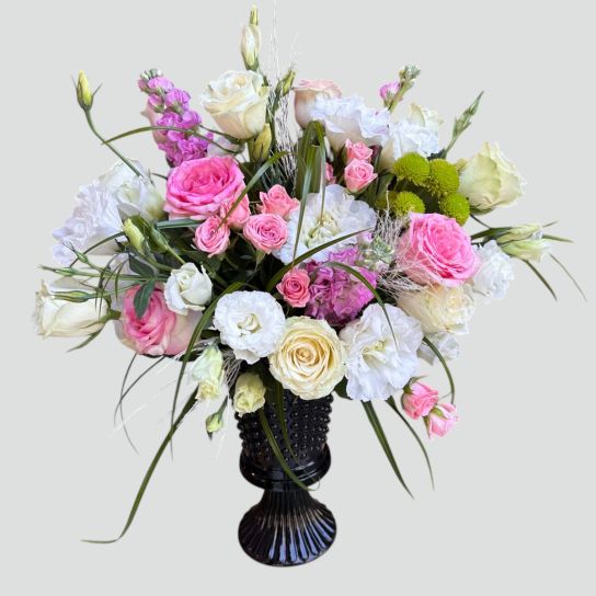 Vazoda Pembe Ve Beyaz Mevsim Çiçekleri