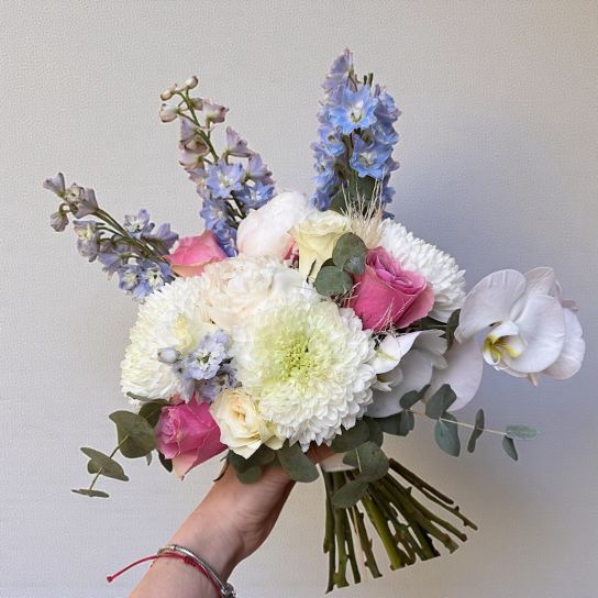 Anastasia ve şakayık gelin buketi