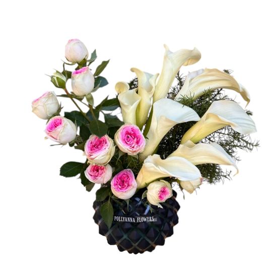 Vazoda Beyaz Gala Ve Pembe Güller