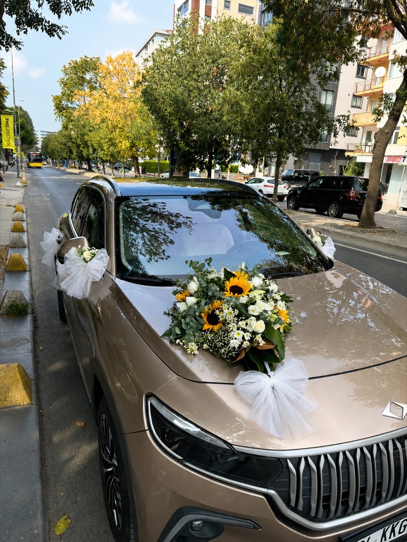 SUV gelin arabası — ayçiçeği, okaliptüs ve beyaz papatya tasarımı