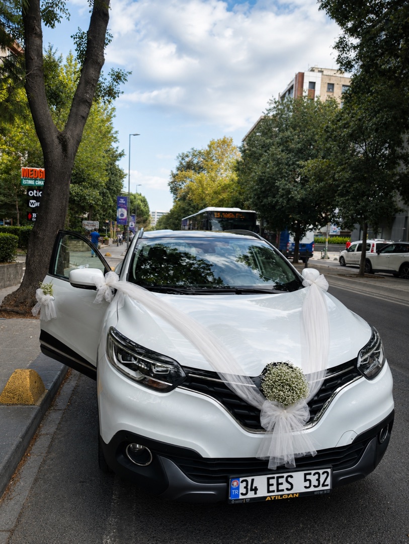 Beyaz SUV gelin arabası — sade tül drapaj ve cipso topu
